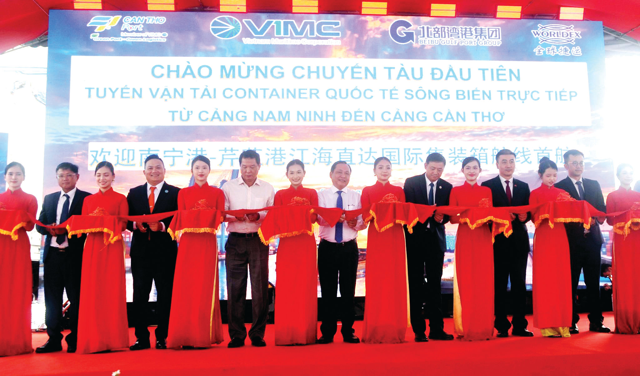 Các đại biểu thực hiện nghi thức cắt băng chào đón chuyến tàu đầu tiên tuyến Nam Ninh – Cần Thơ.
