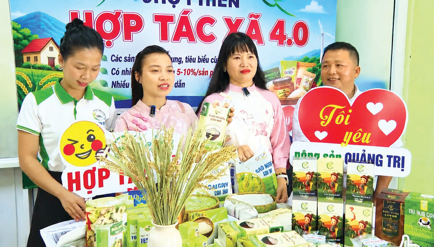 Các hợp tác xã sáng tạo mô hình Chợ phiên 4.0 (Ảnh Khắc Trà)