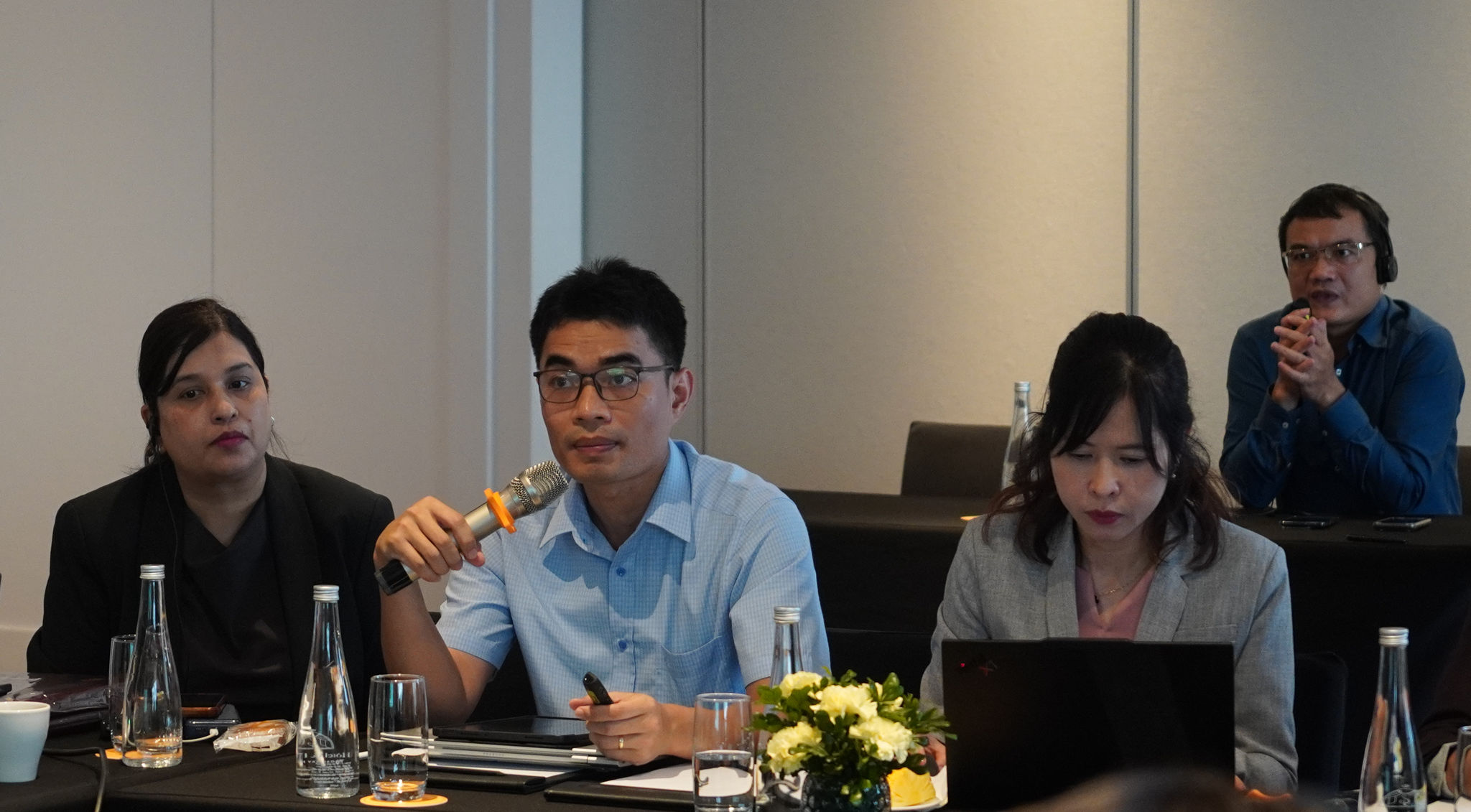 (giữa) TS. Hoàng Anh, Giám đốc Chương trình Kỹ thuật Điện, Trường Đại học Bách khoa Hà Nội