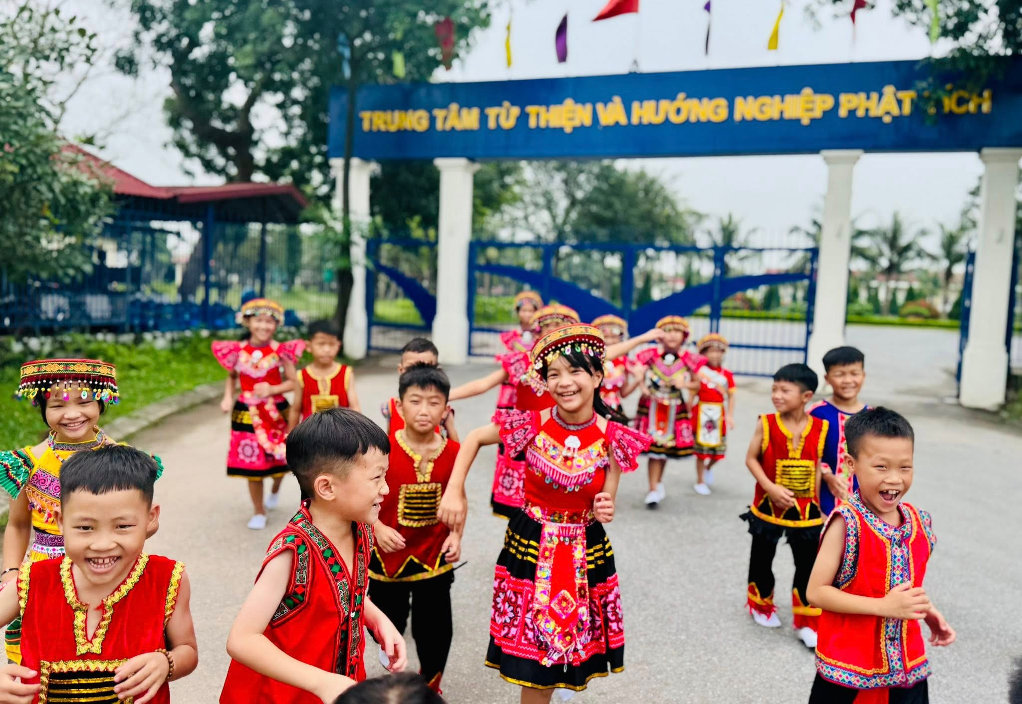 Các bạn nhỏ tại mái ấm Trung tâm Phật Tích nô đùa trong bầu không khí ấm áp yêu thương