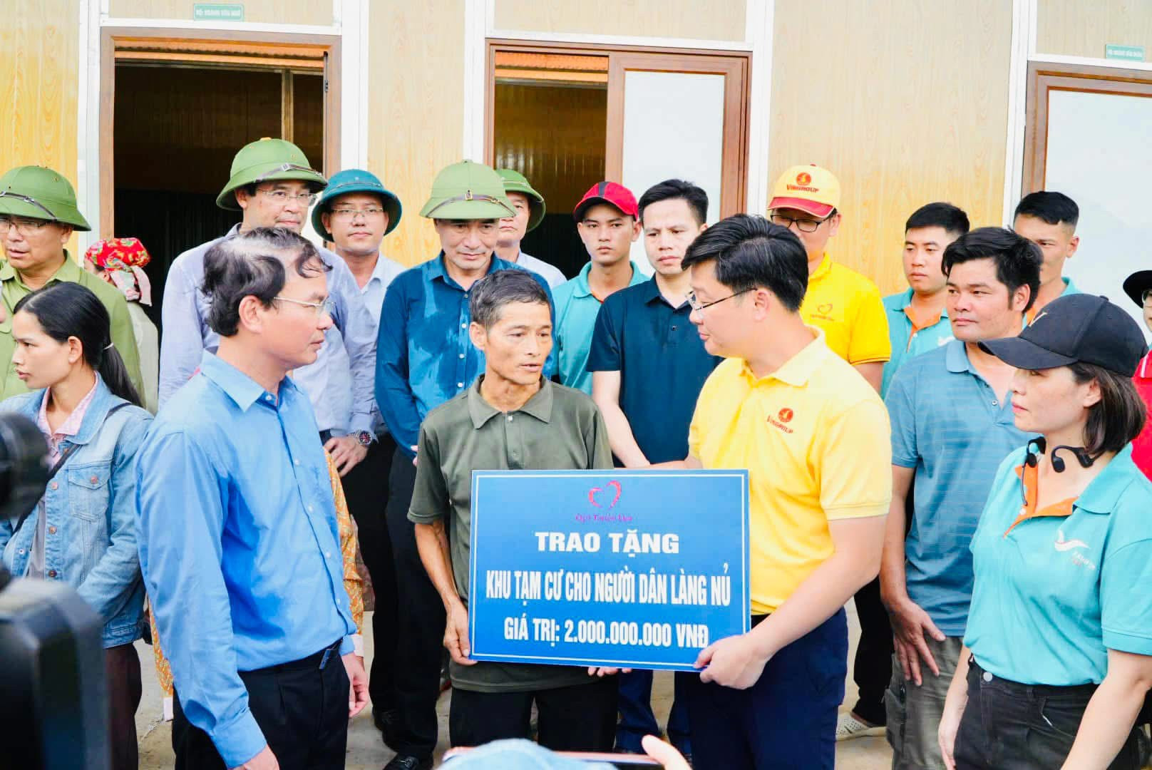Đại diện Quỹ Thiện Tâm thăm hỏi, động viên và trao biển tượng trưng khu nhà tạm cho người dân bị mất nhà vì lũ quét ở làng Nủ