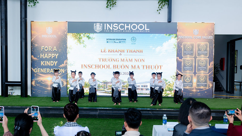 Hình 2 - Các em học sinh Trường Mầm non INschool tại Thành Phố Cà Phê hân hoan trình diễn trong lễ khánh thành trường, cùng chào đón một hành trình học tập hạnh phúc