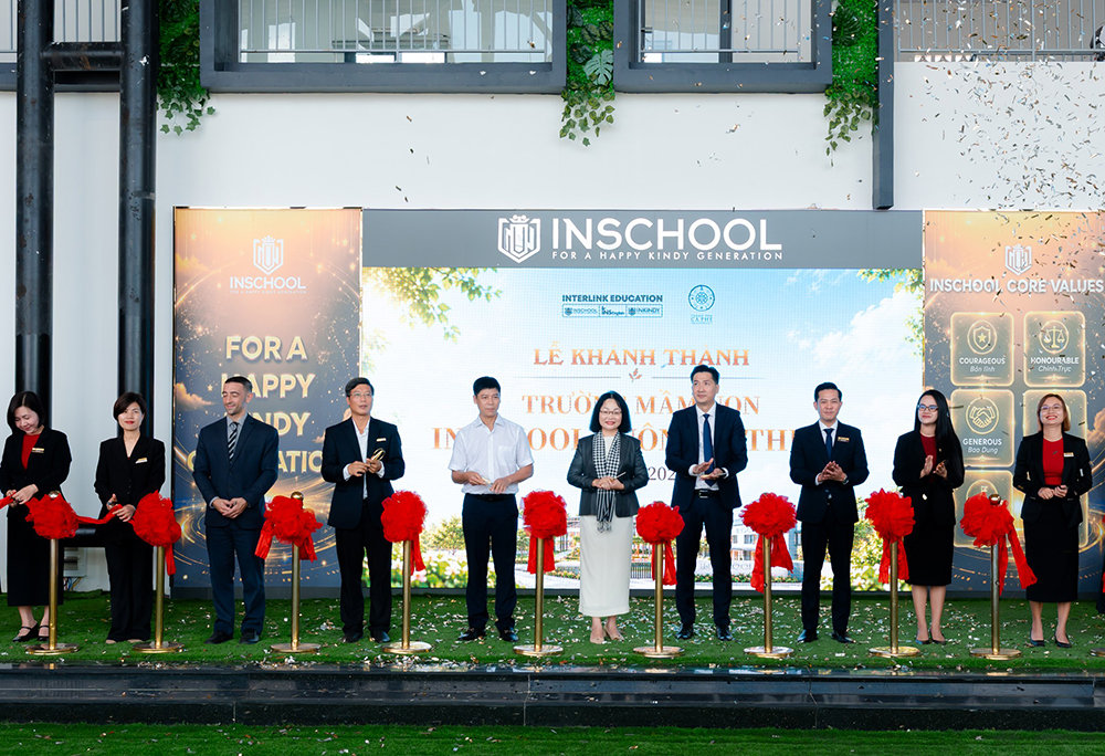 Hình 3 - Các đại biểu thực hiện nghi thức cắt băng khánh thành trường mầm non INschool tại Thành Phố Cà Phê