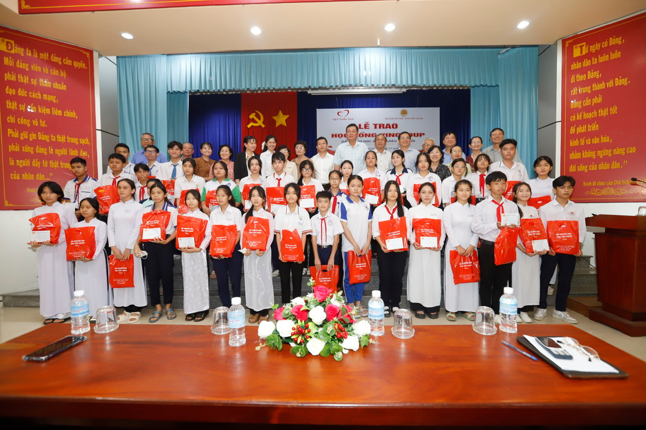Quỹ Thiện Tâm trao Học bổng Vingroup cho các em học sinh vượt khó học giỏi tại Đồng Tháp