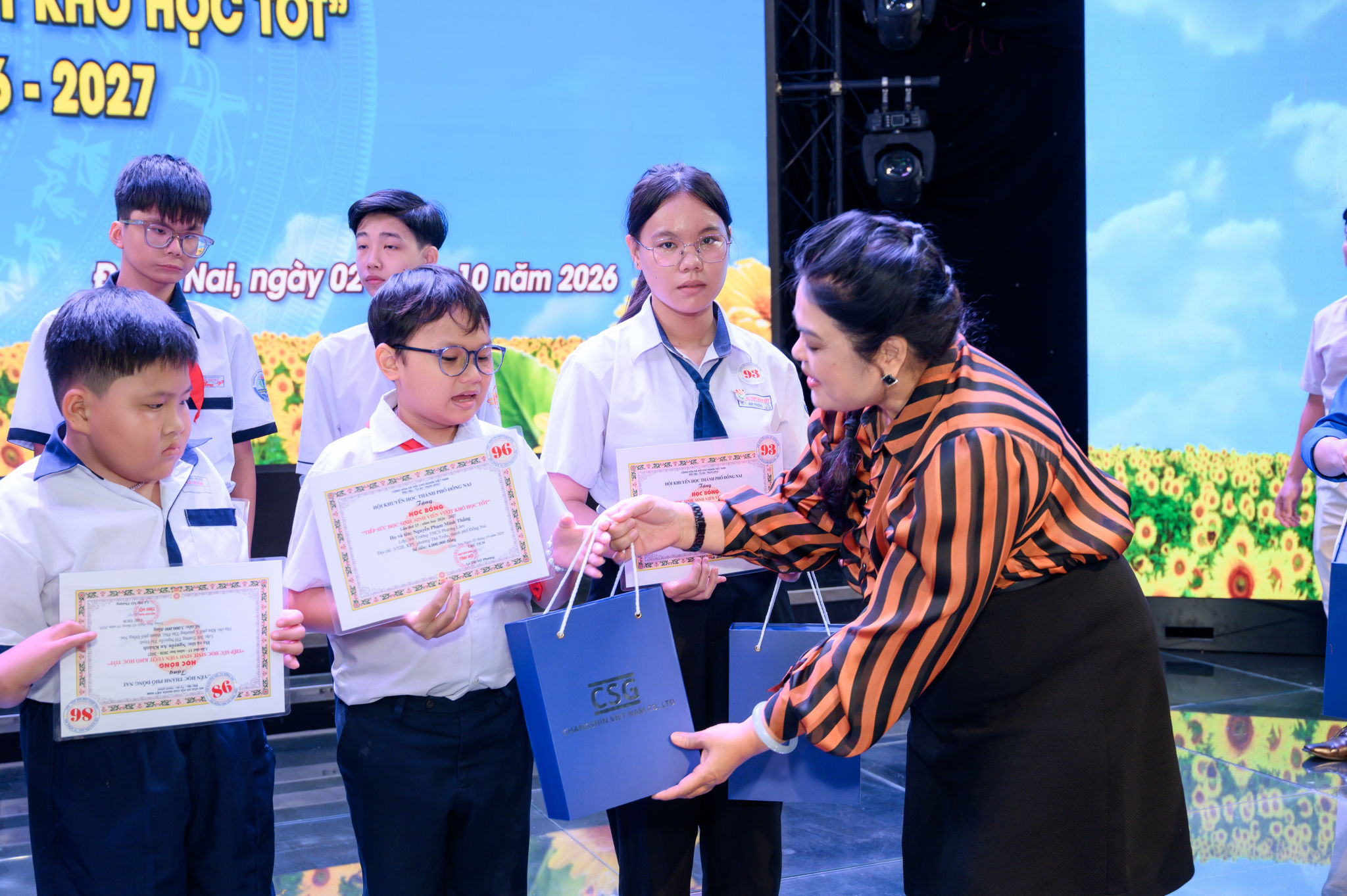 Bà Nguyễn Thu Thủy - Phó Giám đốc đối ngoại Vedan Việt Nam trao học bổng và những phần quà cho các em học sinh, sinh viên