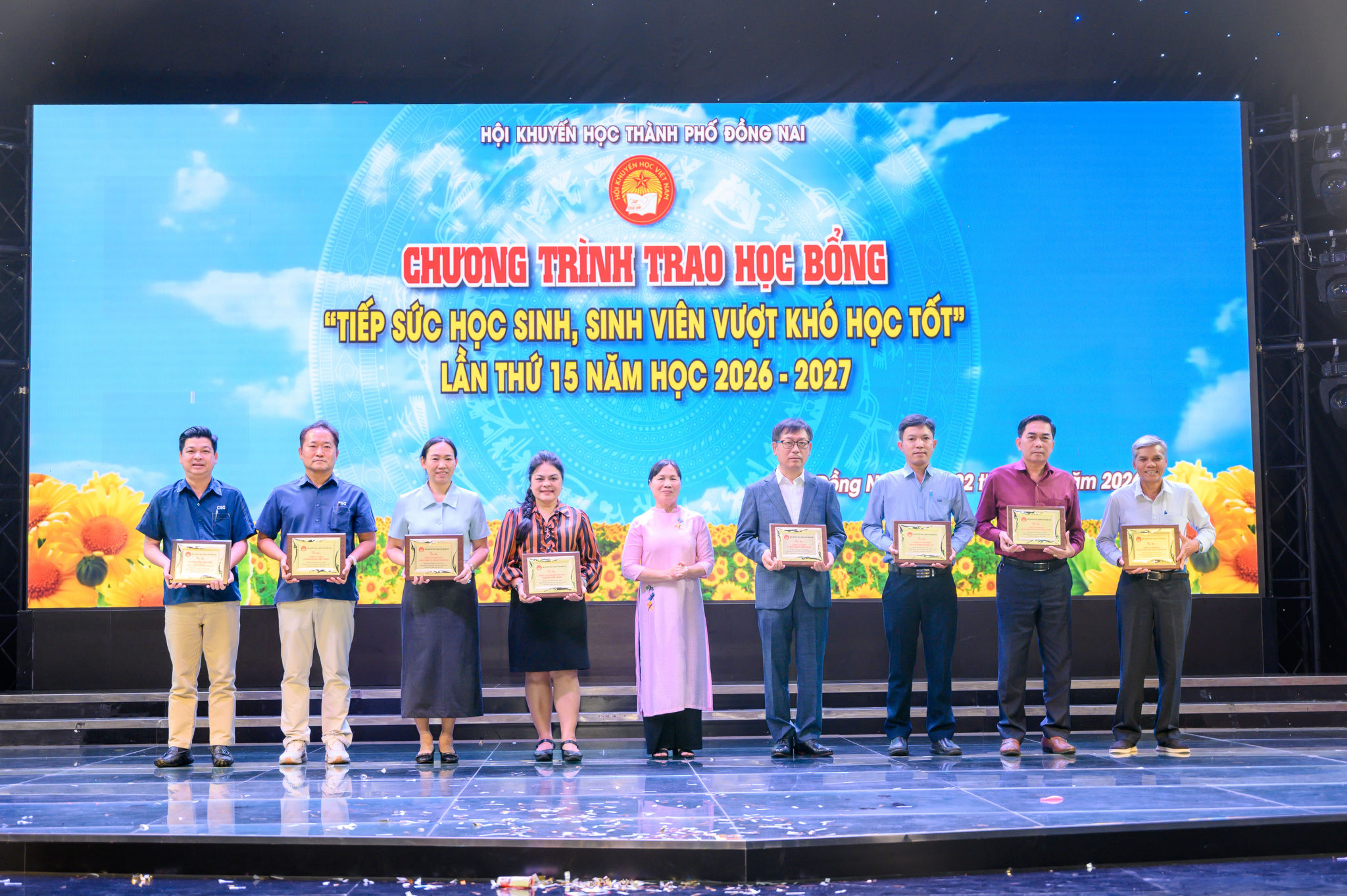 Ban tổ chức trao bảng tri ân cho đại diện Vedan Việt Nam ( áo cam đen )