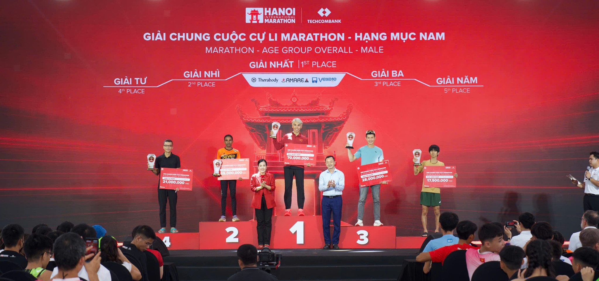 Đại diện Ban tổ chức trao giải chung cuộc cự ly Marathon - Hạng mục Nam.