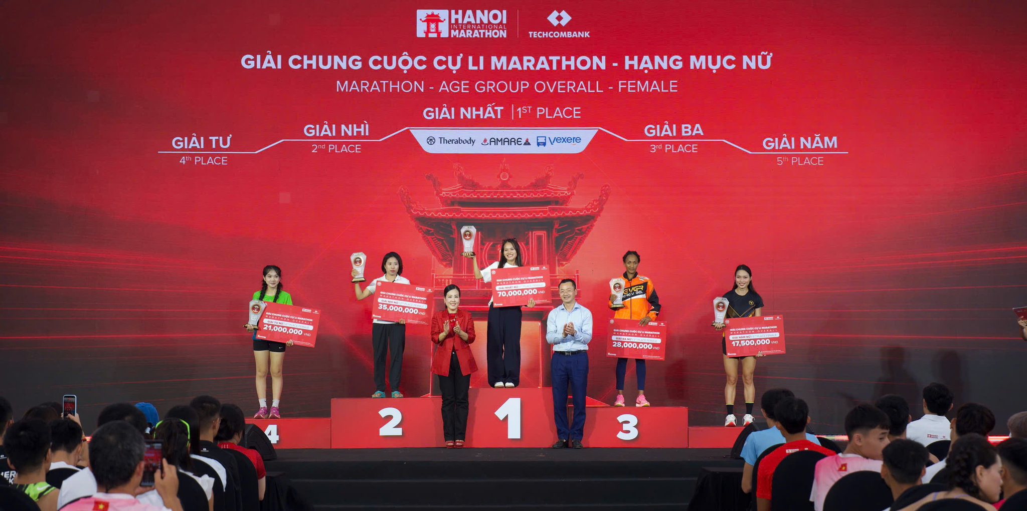 Đại diện Ban tổ chức trao giải chung cuộc cự ly Marathon - Hạng mục nữ.