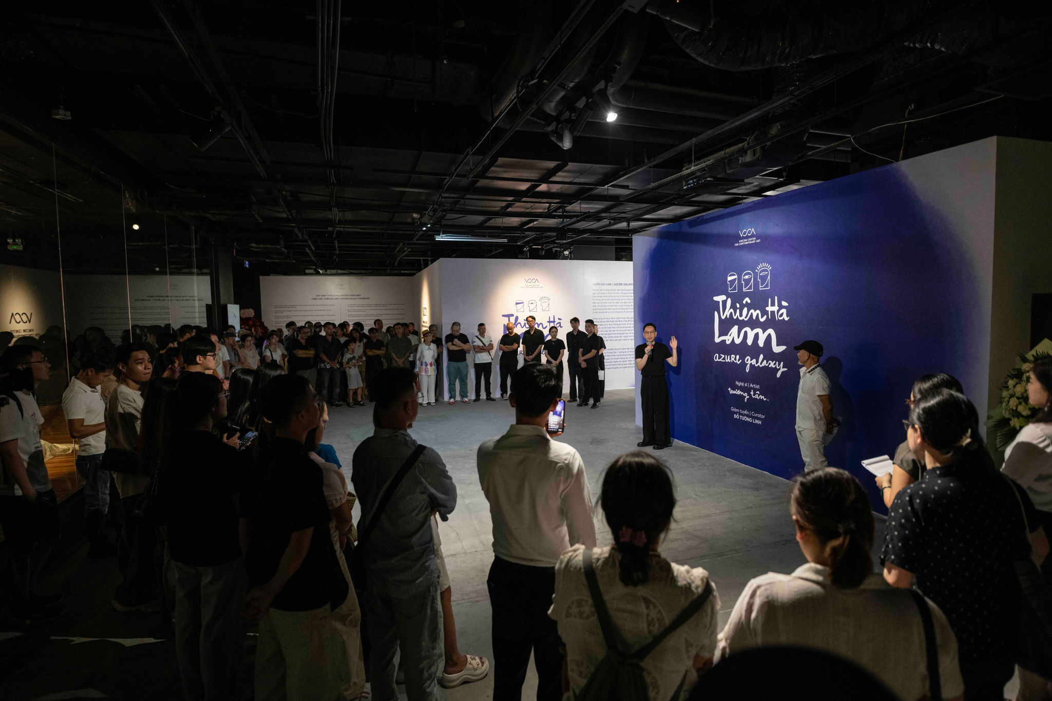 03. Nhà nghiên cứu Nghệ thuật Ace Lê phát biểu tại Lễ khai mạc Triển lãm THIÊN HÀ LAM _ AZURE GALAXY tại VCCA