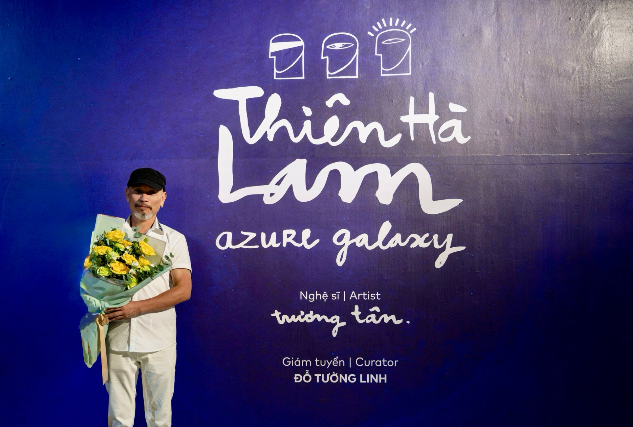 04. Nghệ sĩ Trương Tân nhận bó hoa tri ân tại Lễ khai mạc Triển lãm THIÊN HÀ LAM _ AZURE GALAXY tại VCCA