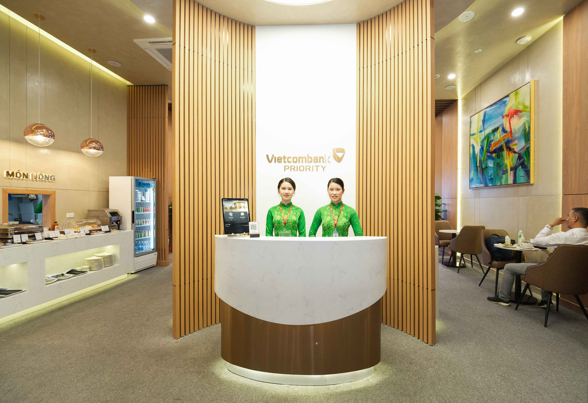 vietcombank.com.vn-media-project-vcb-sites-vcb-tin-tuc-2026-vietcombank-vietcombank_202609-vietcombank_20260921-_khai-truong-vietcombank-priority-lounge-cam-ranh-1-.jpg