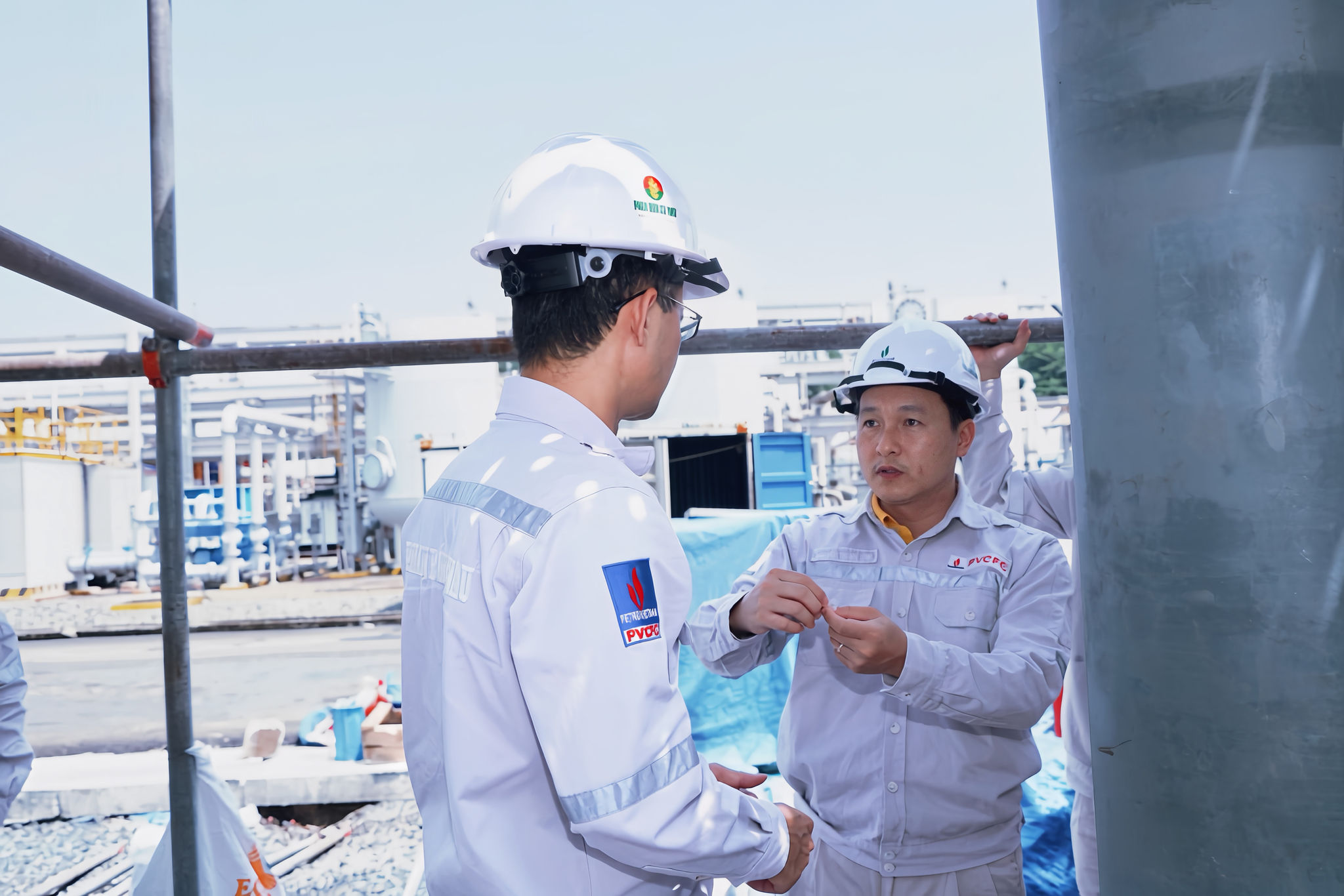 Ông Nguyễn Thanh Tùng - Tổng Giám Đốc PVCFC trực tiếp kiểm tra các hạng mục tại công trường