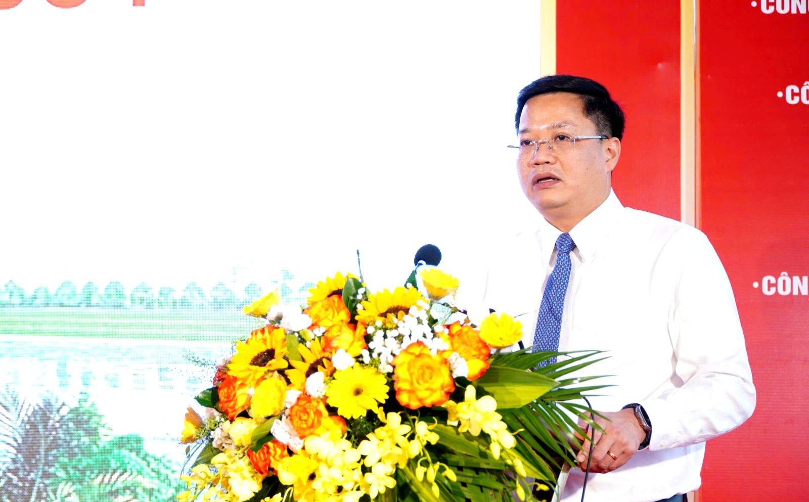 Chủ tịch UBND tỉnh Nguyễn Đức Tâm phát biểu chỉ đạo và phát lệnh khởi công