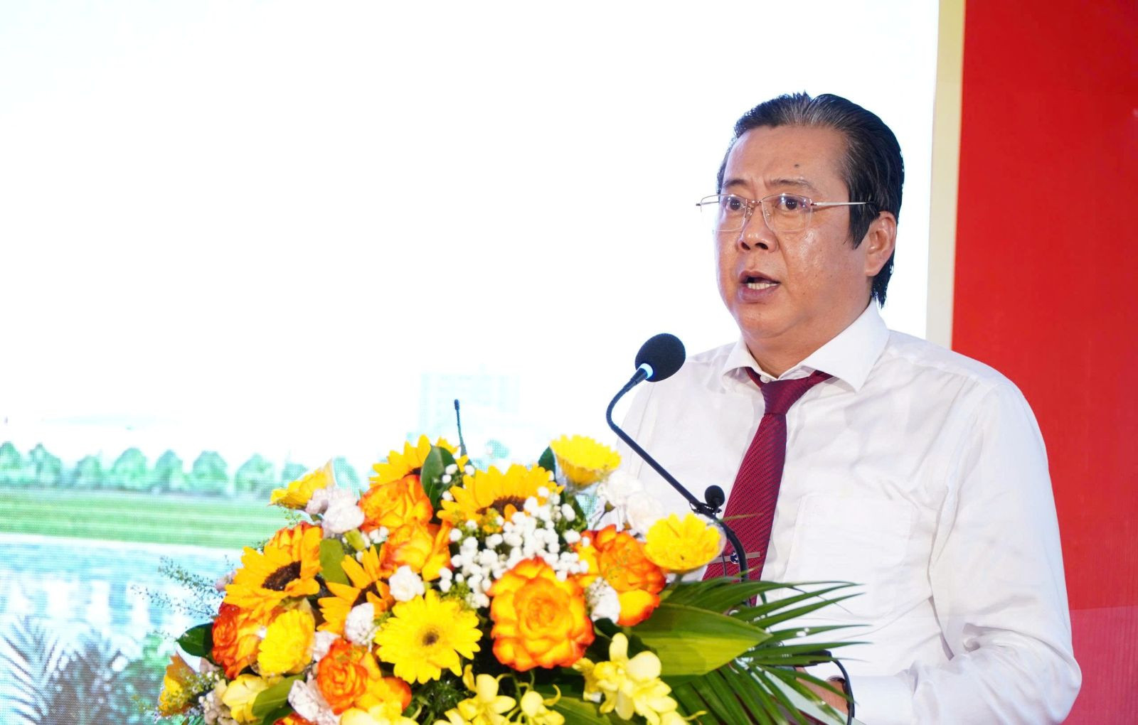 Ông Trần Hoàng Vĩnh, Giám đốc Ban Quản lý dự án Đầu tư xây dựng các công trình giao thông tỉnh phát biểu tại lễ khởi công