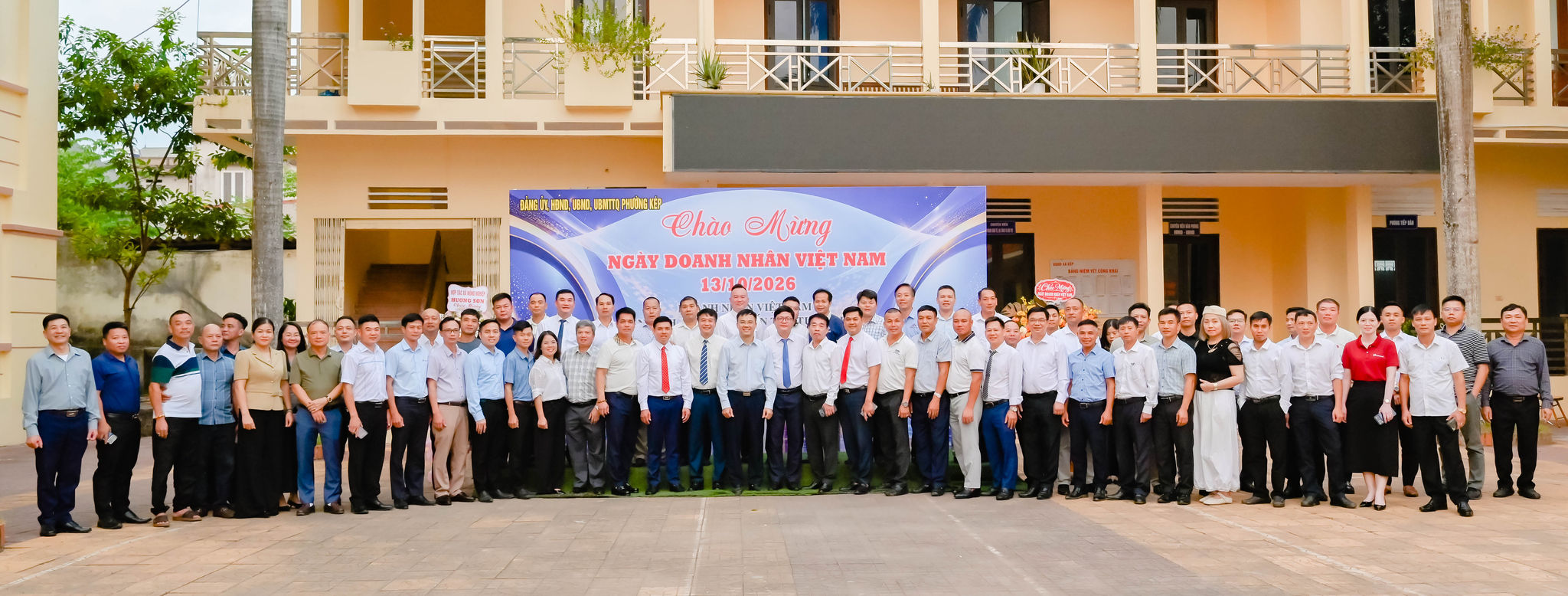 Lãnh đạo phường Kép và cộng đồng doanh nghiệp, doanh nhân chụp ảnh lưu niệm