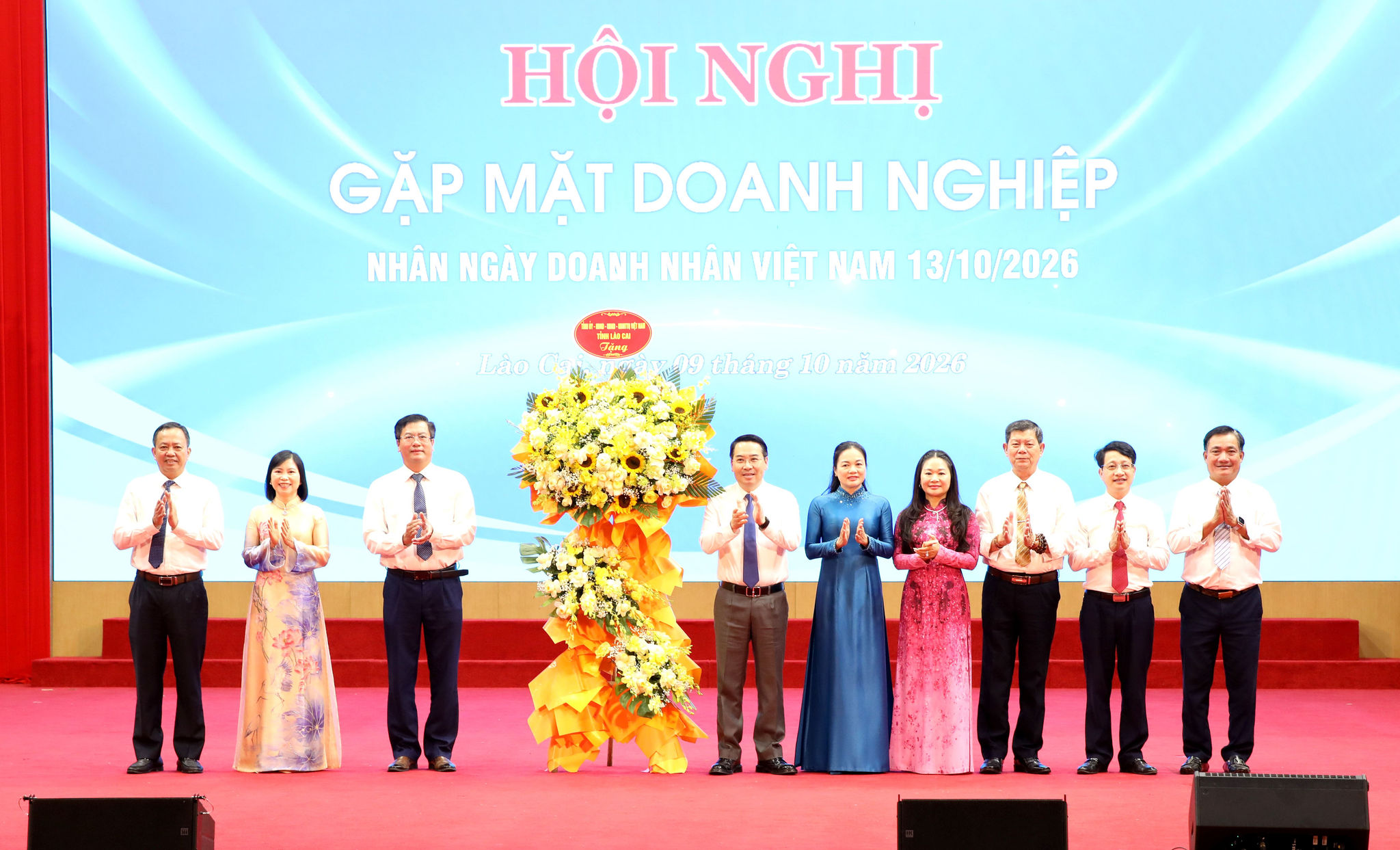 Đồng chí Nguyễn Tuấn Anh - Phó Bí thư Tỉnh ủy, Chủ tịch UBND tỉnh tặng hoa chúc mừng Hiệp hội doanh nghiệp tỉnh