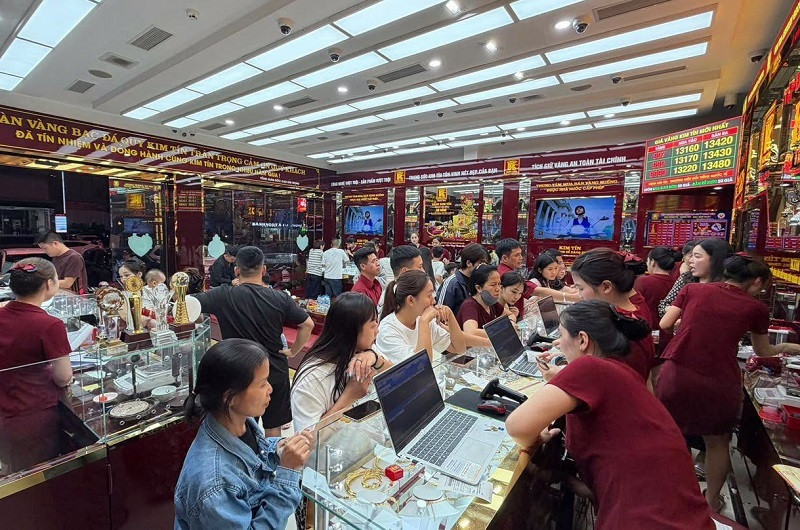Giá vàng miếng SJC giảm, nhiều người tranh thủ mua vào.