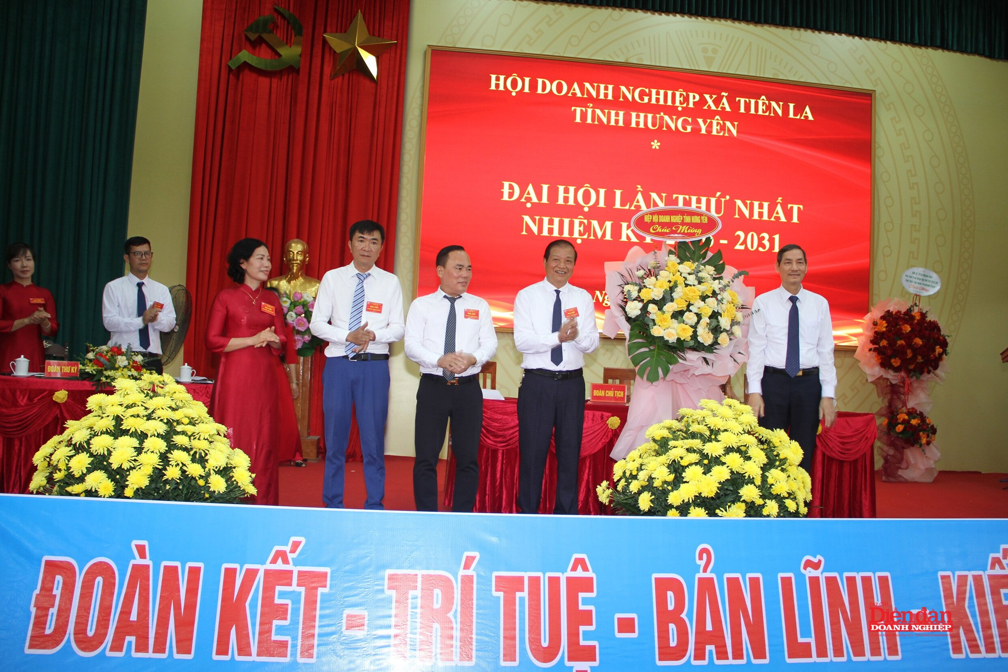 Chủ tịch HHDN tỉnh Hưng Yên - Đỗ Văn Vẻ dự và tặng hoa chúc mừng Đại hội