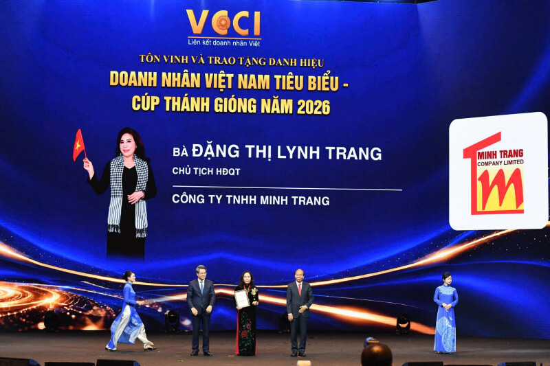 d1-linh-trang-minh-trang-tay-che-bung-1-.jpg