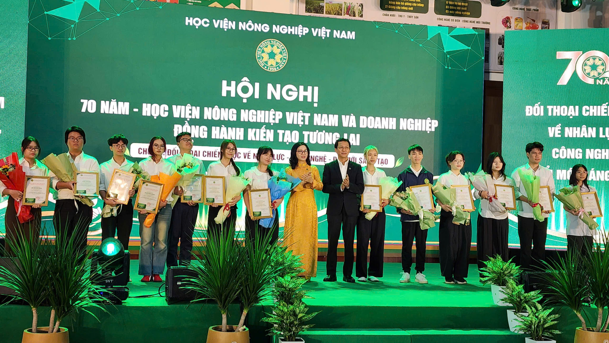 Doanh nghiep Trao hoc bong cho SV