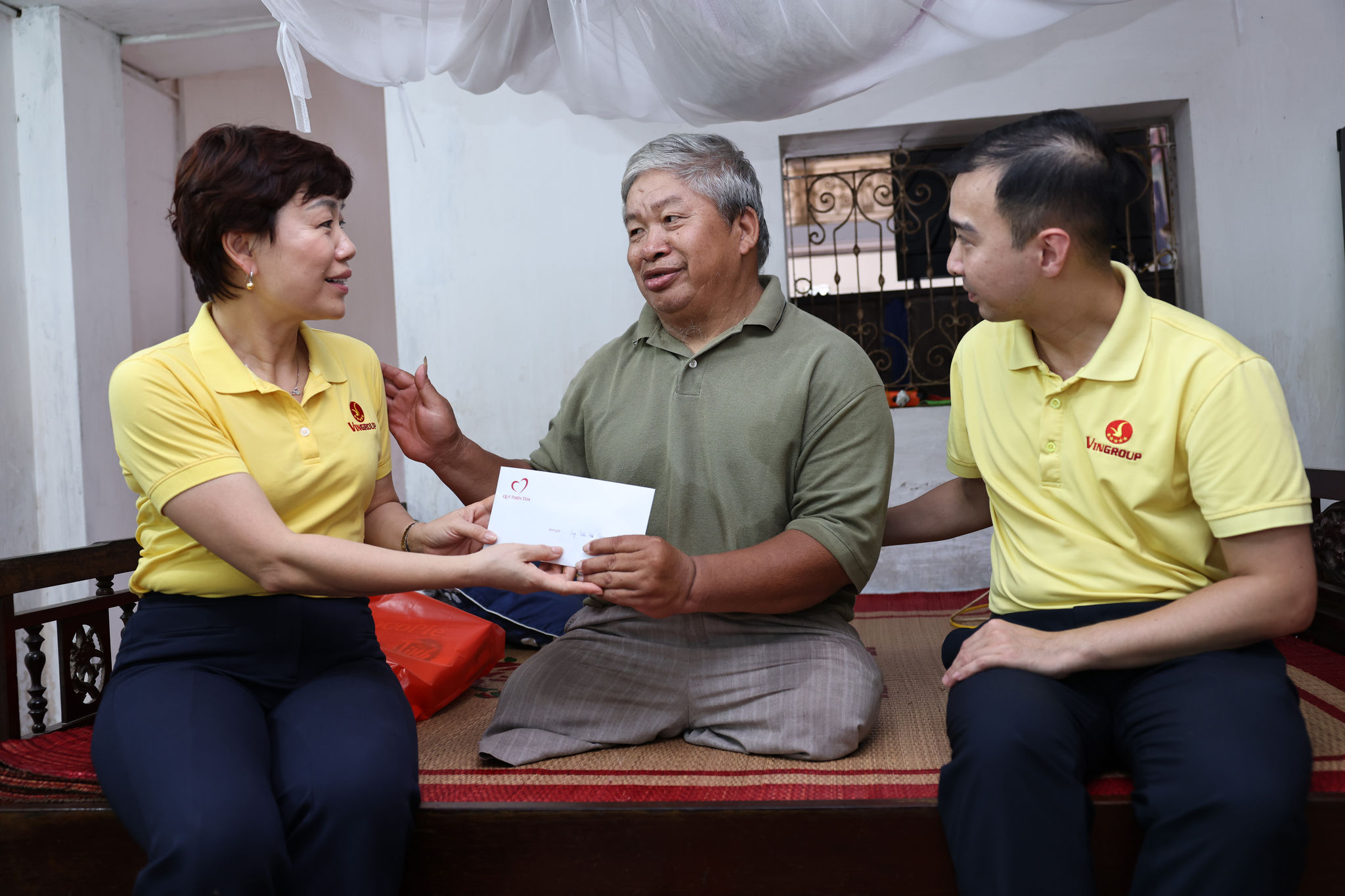 Phó Chủ tịch Quỹ Thiện Tâm Phan THu Hương thăm hỏi thương bệnh nặng tại Ninh Bình