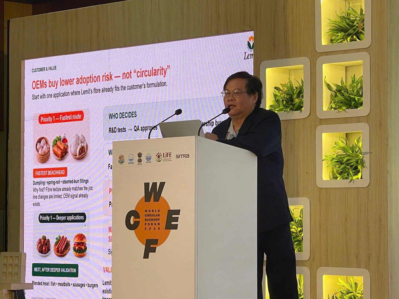 Tran Anh Tuấn, founder trinh bay mo hinh tuan hoan Lemit tại hội nghị tuần hoàn the gioi WECF 2026 tại Ấn Độ