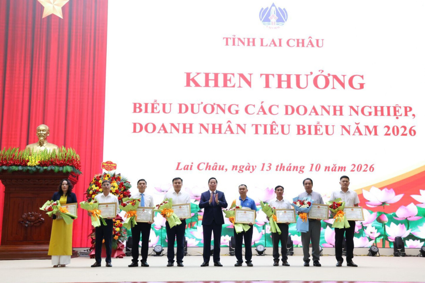 dong-chi-ha-quang-trung-pho-bi-thu-tinh-uy-chu-tich-ubnd-tinh-trao-bang-khen-cho-cac-ca-nhanjpeg(1).jpeg