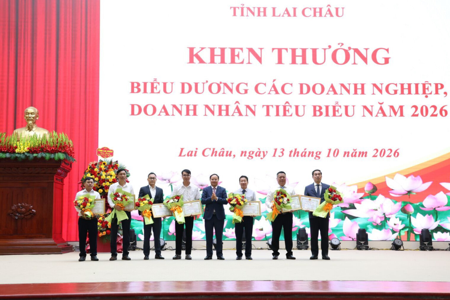 dong-chi-le-minh-ngan-uy-vien-ban-chap-hanh-trung-uong-dang-bi-thu-tinh-uy-chu-tich-hdnd-tinh-trao-bang-khen-cho-cac-tap-the.-(1).jpeg