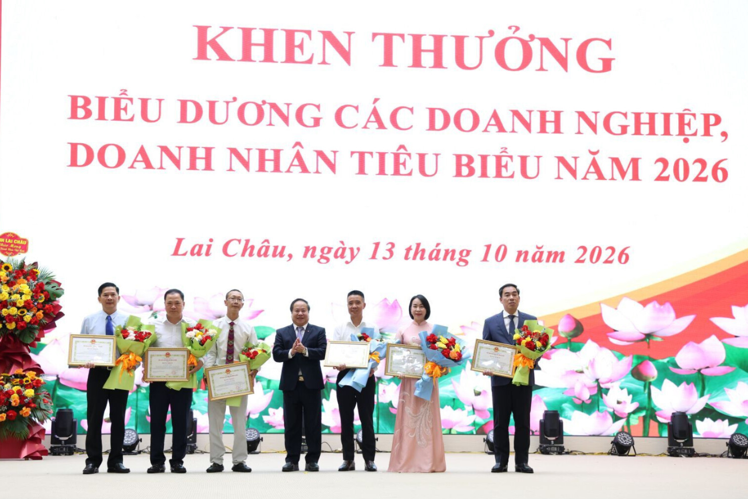 dong-chi-tong-thanh-hai-uy-vien-ban-thuong-vu-tinh-uy-pho-chu-tich-thuong-truc-ubnd-tinh-trao-bang-khen-cho-cac-ca-nhanjpeg(1).jpeg