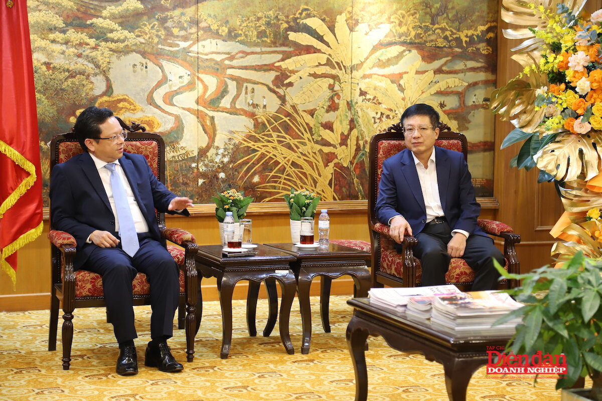 Ông Nguyễn Đức Hiển, Phó Trưởng Ban Ban Chính sách, chiến lược Trung ương (bên trái) và PGS TS Hồ Sỹ Hùng, Chủ tịch VCCI trao đổi về tăng cường phối hợp trong công tác nghiên cứu, tham mưu chính sách. Ảnh: VA
