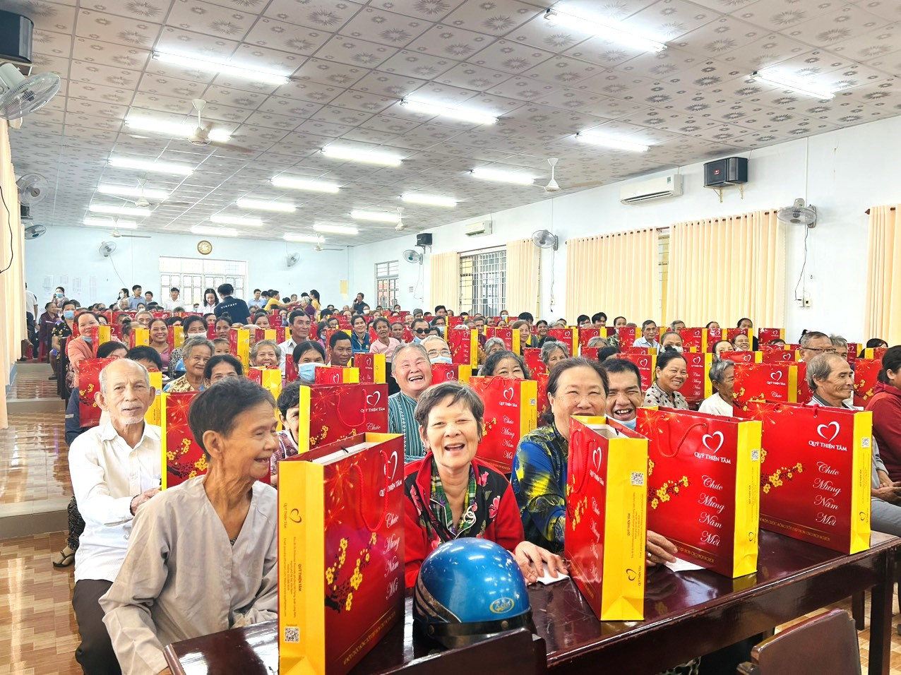 Những suất quà Tết yêu thương mang tới mùa Tết ấm no cho những mảnh đời khó khăn (1)