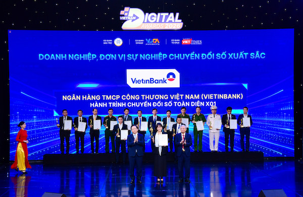 Anh 2. Ba Phung Thu Ha nhan giai