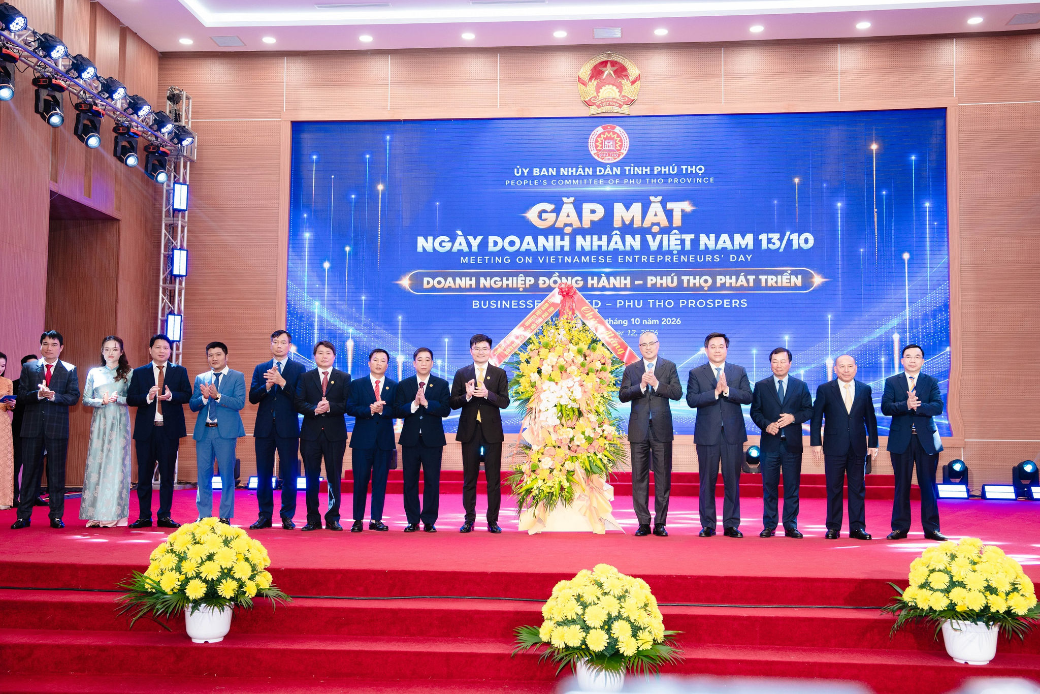 bí thư tặng hoa