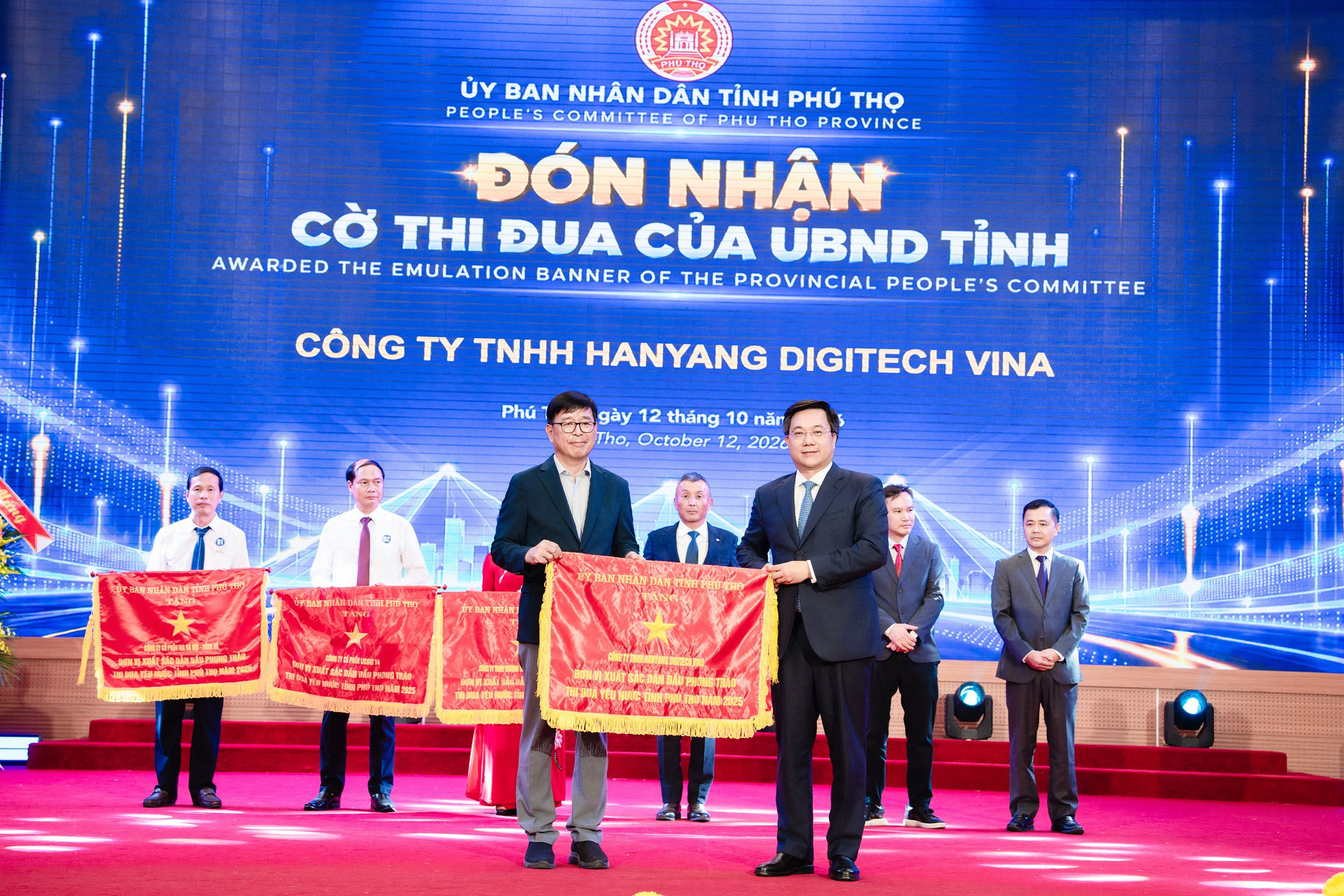 tặng cờ
