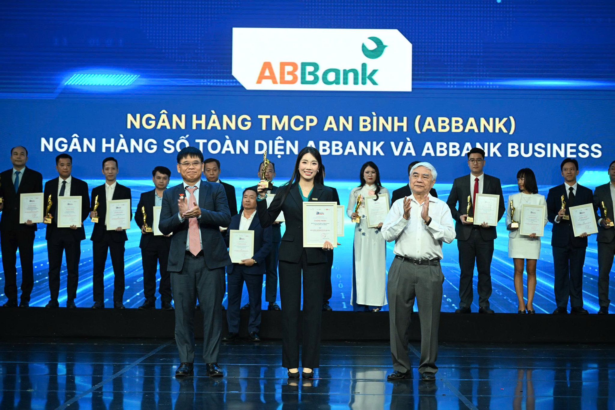 1_ABBank nhan giai