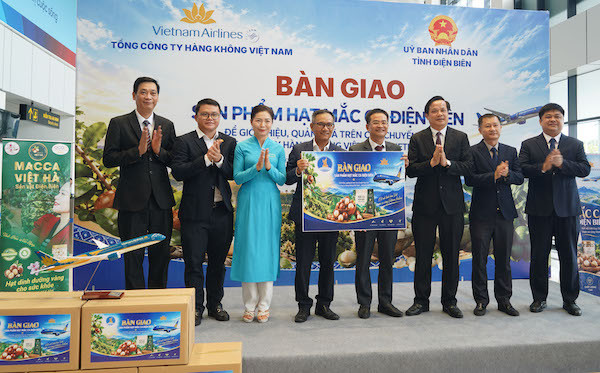 Lễ bàn giao sản phẩm hạt mắc ca Điện Biên để giới thiệu, quảng bá trên các chuyến bay của Tổng công ty hàng không Việt Nam-Vietnam Airlines