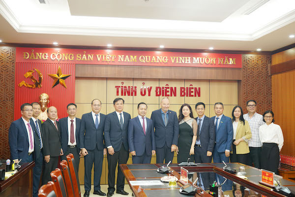 Ông Trần Tiến Dũng Ủy viên Trung ương Đảng, Bí thư Tỉnh ủy Điện Biên (đứng giữa) cùng Lãnh đạo một số Sở ban ngành tỉnh chụp ảnh cùng đoàn công tác Công ty Sataboo Holding AG (Thuỵ Sĩ)