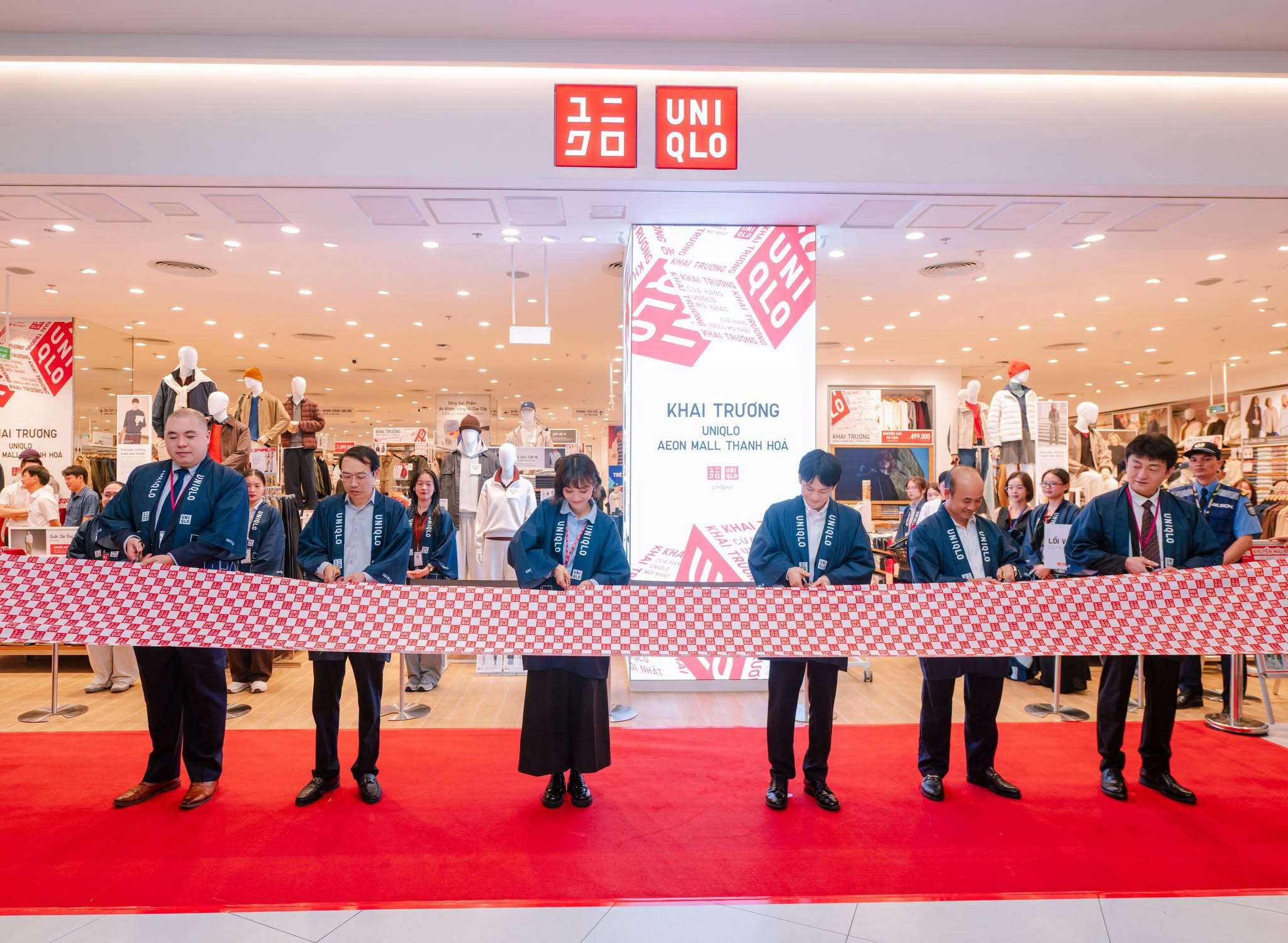 Các đại biểu cắt băng khai trương cửa hàng UNIQLO AEON MALL Thanh Hóa sáng ngày 15.10