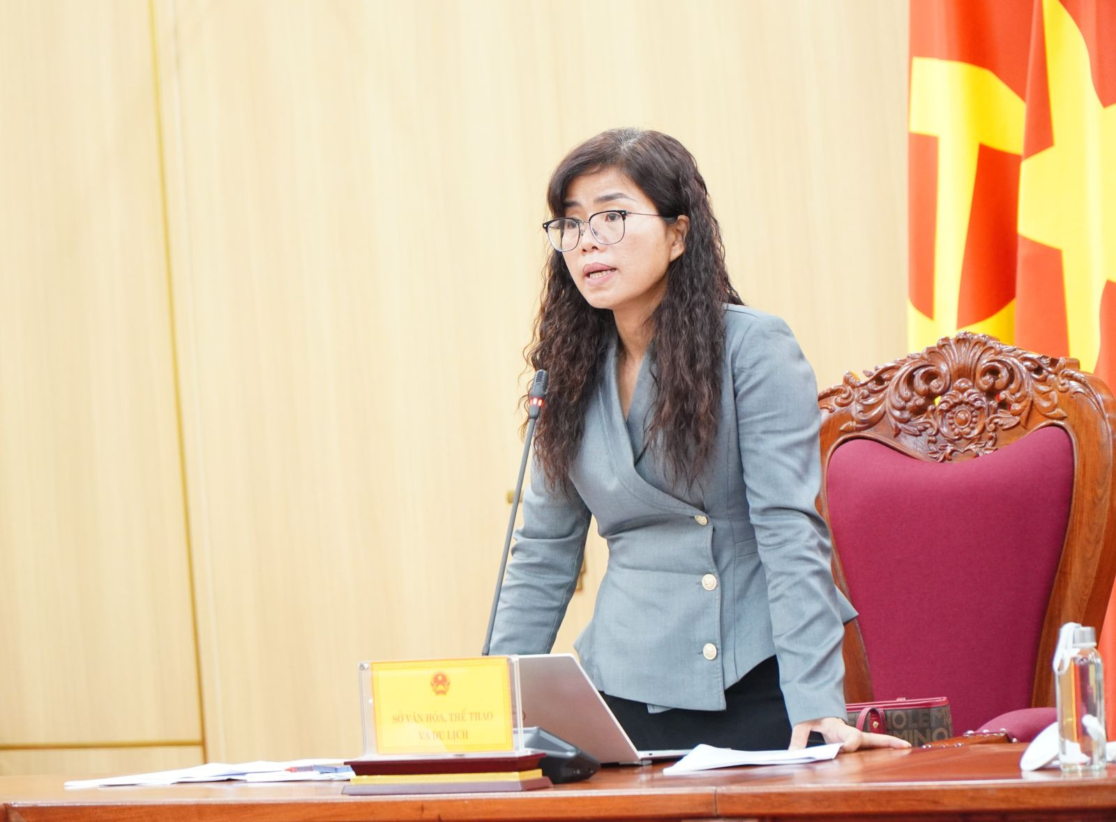 Giám đốc Sở Văn hóa, Thể thao và Du lịch Phạm Thị Trung báo cáo kế hoạch triển khai Tuần văn hóa