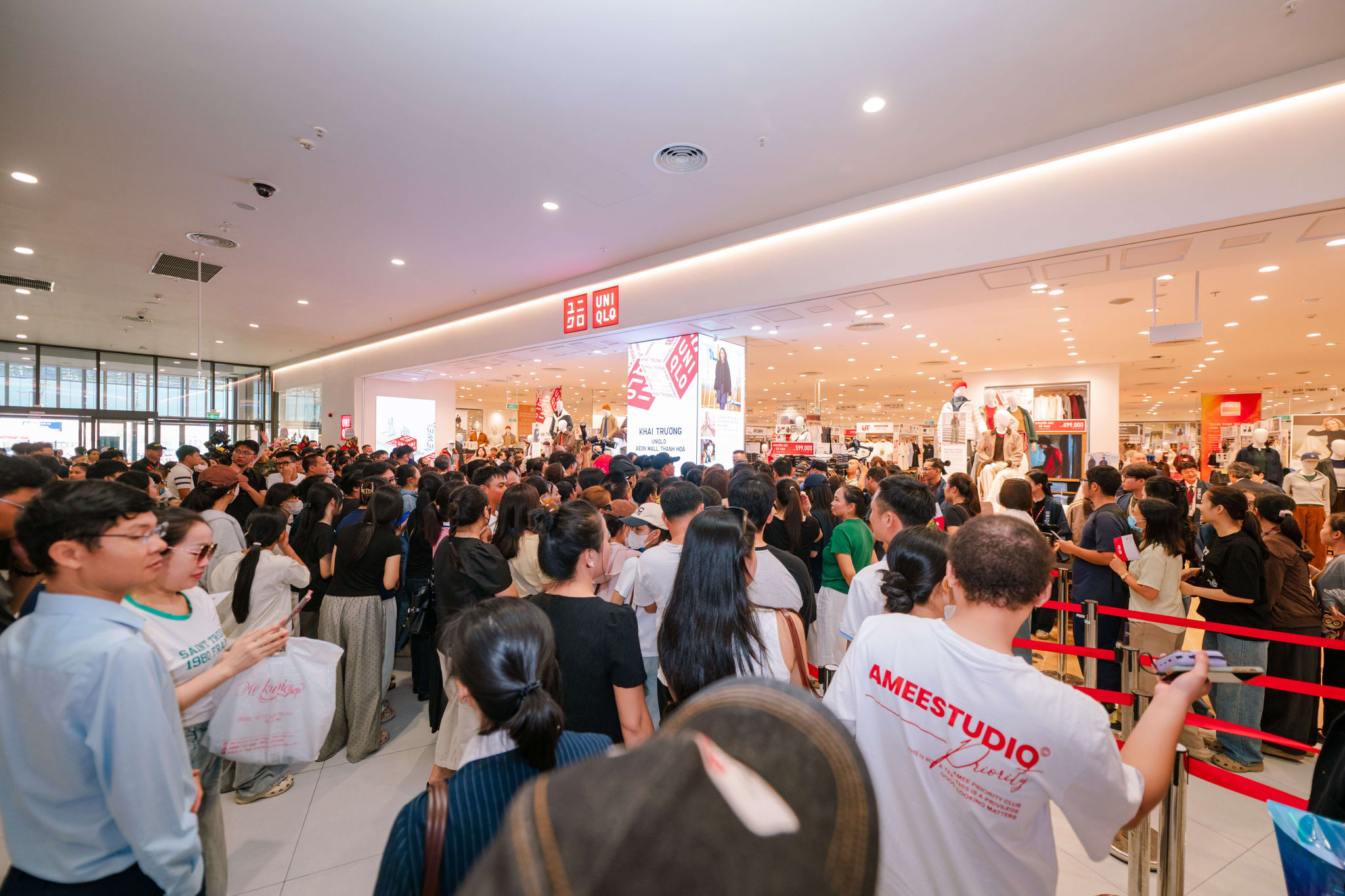 Không khí náo nhiệt tại khu vực cửa hàng UNIQLO