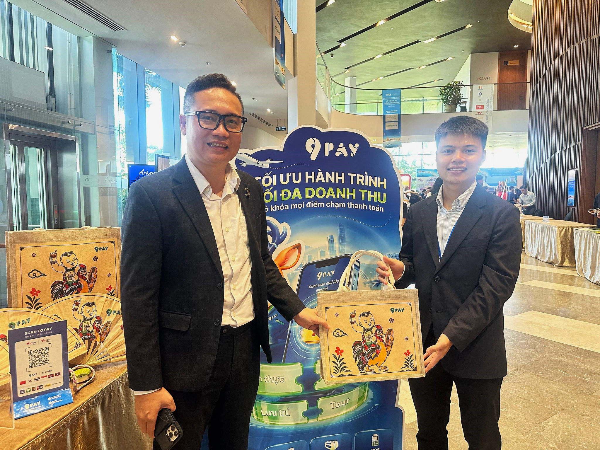 Khách hàng nhận quà tặng của 9Pay