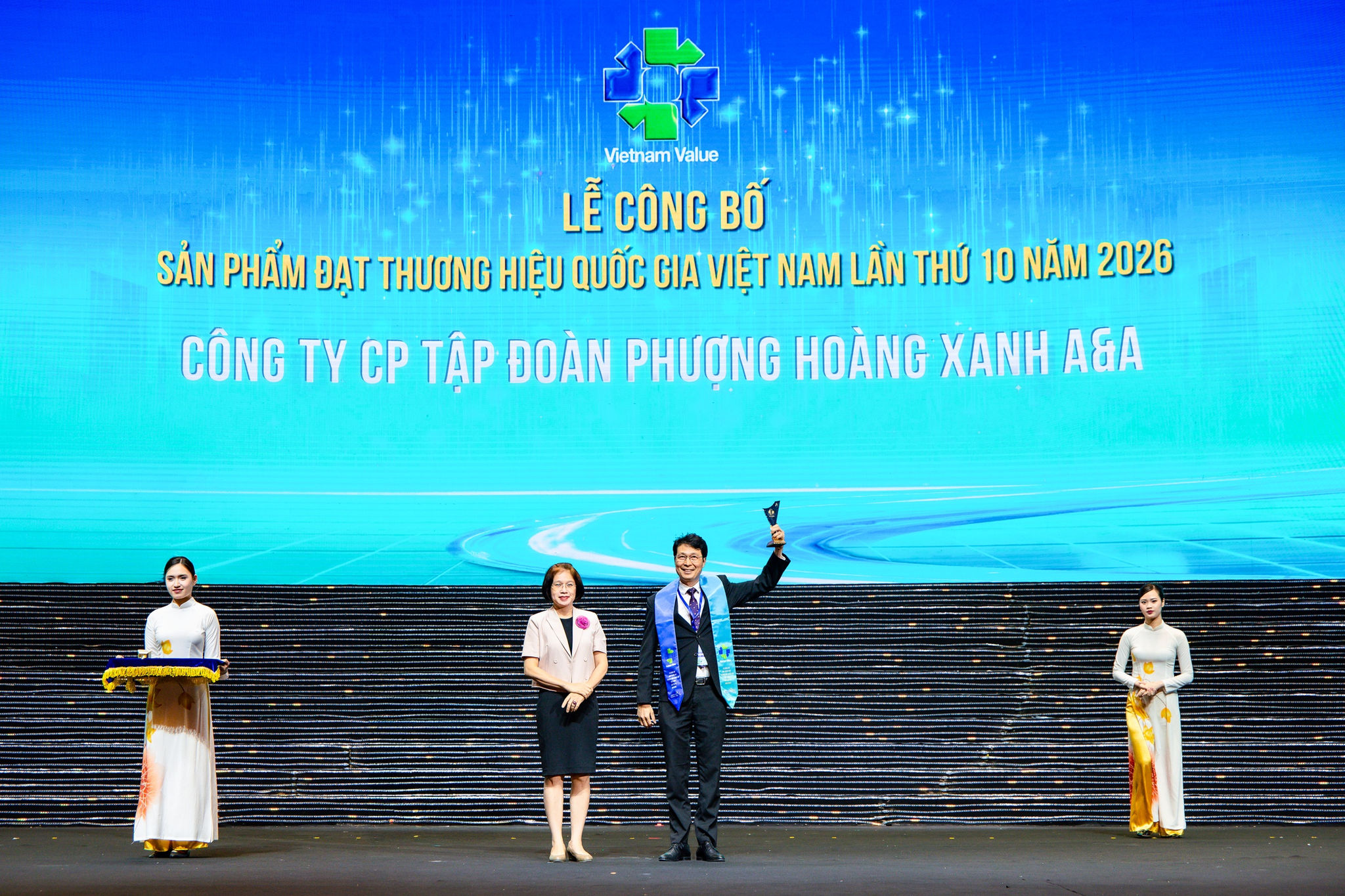 1. Đại diện Tập đoàn Phenikaa nhận cúp Thương hiệu Quốc gia 2026_