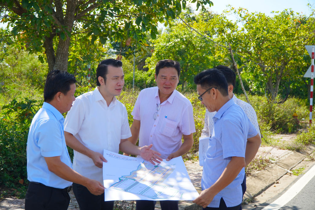 Giám đốc Sở Công Thương Trương Tấn Sơn (thứ 2, từ trái qua) trao đổi với lãnh đạo xã Phước Lý về dự án Cụm công nghiệp Hải Sơn