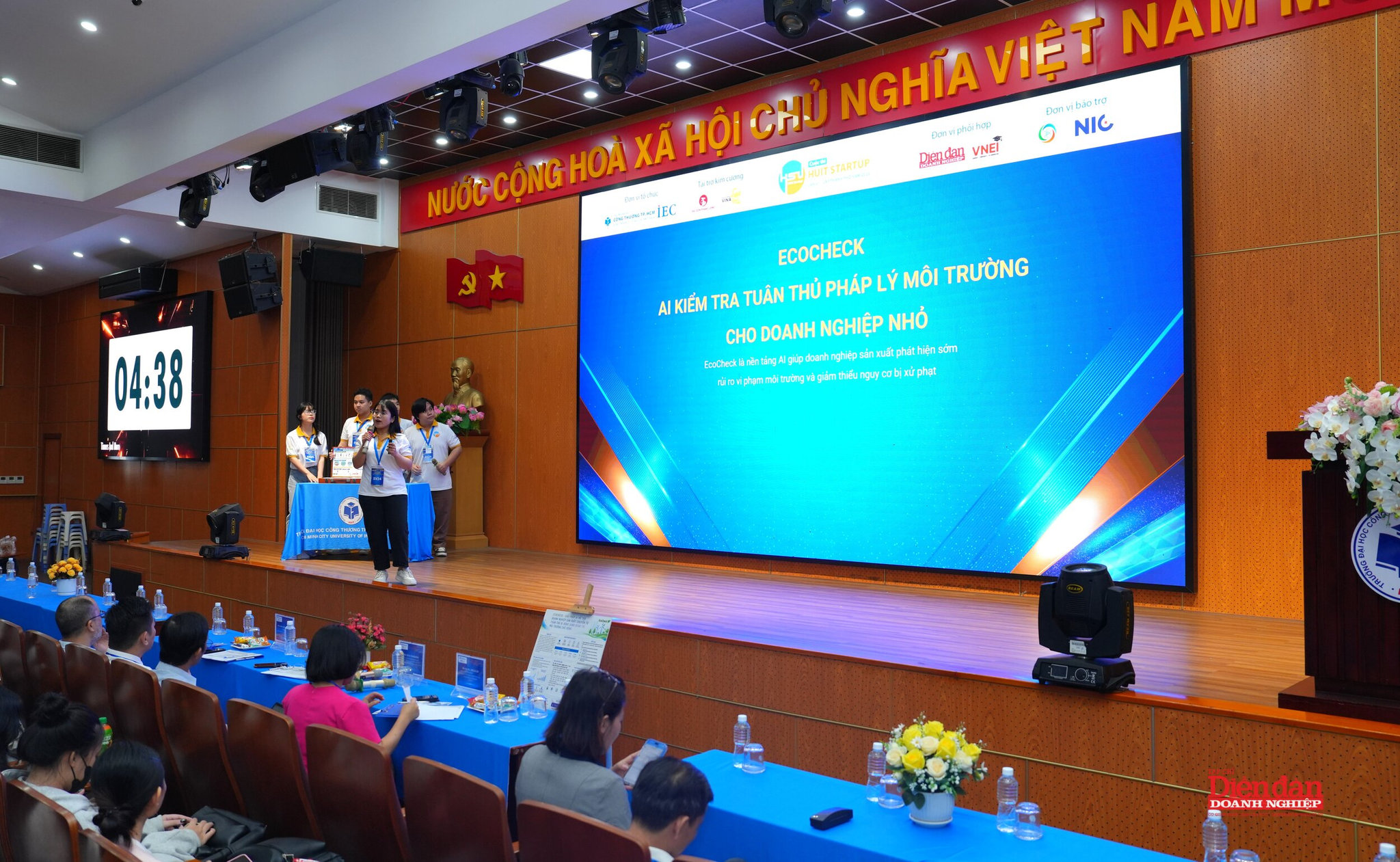 Các đội thuyết trình dự án trước hội đồng ban giám khảo tại vòng chung kết.