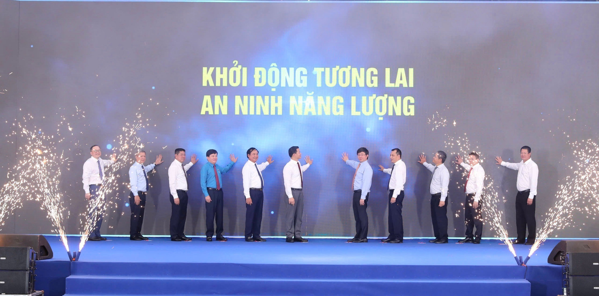 Các đại biểu thực hiện nghi lễ bấm nút khởi công Dự án