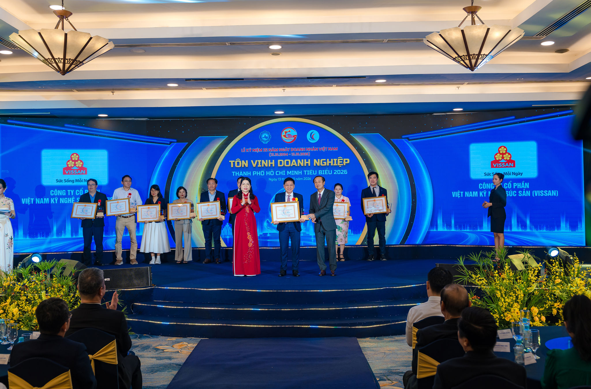 ông Lê Minh Tuấn - Tổng Giám đốc VISSAN đón nhận danh hiệu Doanh nghiệp, Doanh nhận TP.HCM tiêu biểu năm 2026