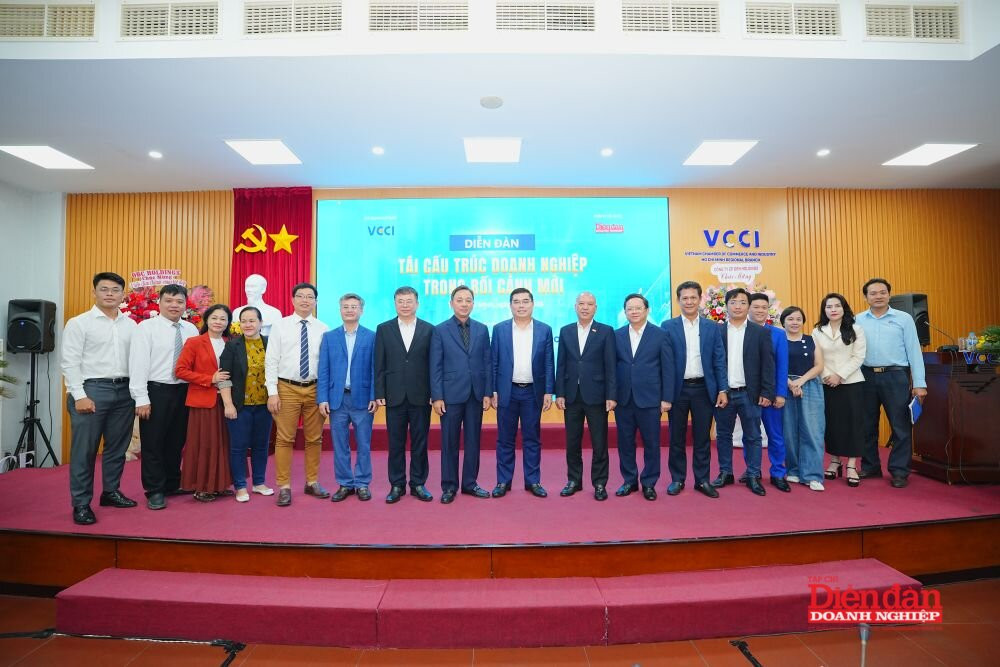 Đại biểu chụp hình lưu niệm