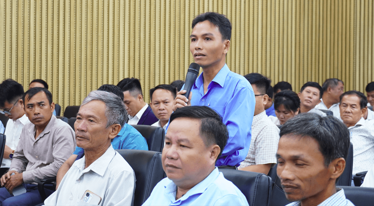 Hội viên, nông dân, đại diện các doanh nghiệp, hợp tác xã phát biểu tại hội nghị.png