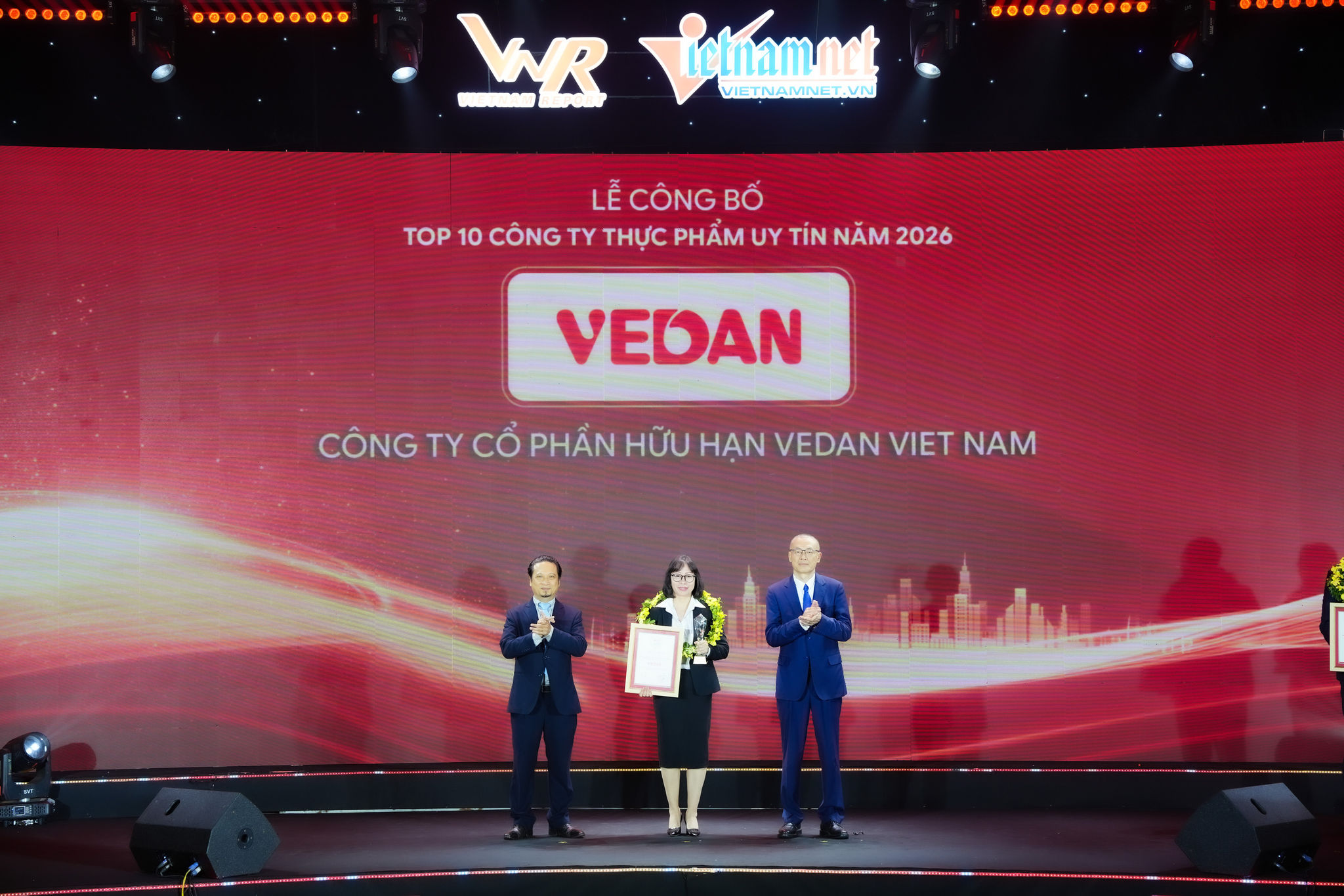 Bà Hà Thị Hòa Bình – Đại diện Vedan Việt Nam nhận Chứng nhận Top 10 Công ty uy tín ngành thực phẩm đồ uống năm 2026