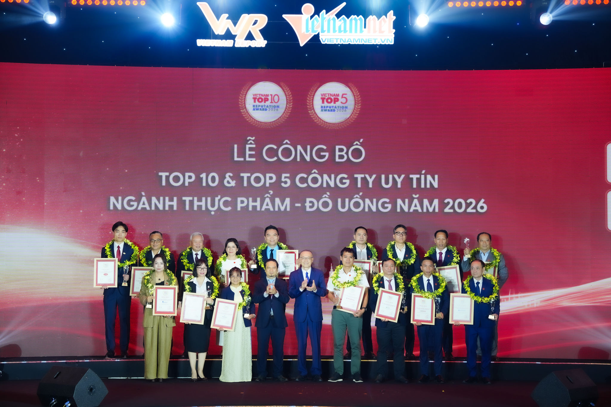 Đại diện các doanh nghiệp vinh dự nhận Chứng nhận Top 10 Công ty uy tín ngành thực phẩm đồ uống năm 2026 tại Lễ vinh danh